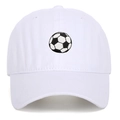 Dettaglio del ricamo di calcio su cappello di cotone bianco con cuciture rifinite e trama - Regolabile / Bianco