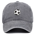 Dettaglio del ricamo di calcio su un cappellino da baseball in cotone grigio lavato - Regolabile / Grigio