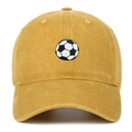 Dettaglio del ricamo del calcio su un cappellino vintage in cotone giallo zenzero - Regolabile / Giallo