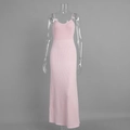 Dettaglio dell'abito in maglia rosa con texture a coste e orlo a sirena elegante - S / Rosa