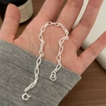 Minimalistisches S925 Sterlingsilber Kette Armband in einer Hand gehalten - Vollsilber