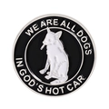 Ronde emaille pin met rokende hond en tekst: We Are All Dogs In God's Hot Car - Qhxz4192
