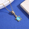 Elegante collana a tartaruga dorata con pietra occhio di gatto blu e zirconi neri - Tartaruga Blu d'Oro