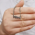 Collana in acciaio inossidabile argento con pendente MAMA tenuta in mano per regali - MAMA Maiuscolo / Color Acciaio