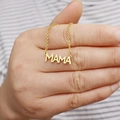 Collana MAMA dorata in acciaio inossidabile con catena sottile tenuta in mano - MAMA Maiuscolo / Oro