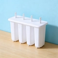 Stampo bianco minimalista a 4 cavità per ghiaccioli fatti in casa su tavolo in legno - Ghiacciolo a 4 Cavità