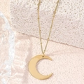 Gouden halve maan hanger ketting met fijne kralenketting op een getextureerde stenen basis - Gouden Maan Ketting