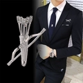 Spilla da uomo in argento a forma di arco e freccia con strass e nappe eleganti - Arco e freccia argento