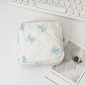 Detail van de gewatteerde katoenen make-up tas met lichtblauwe strikprint en rits - 12.5*12.5CM / White Background Blue Bow