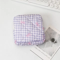 Detail van paars geruit gewatteerd tasje met roze strikjes en stevige ritssluiting - 12.5*12.5CM / Paars Gingham met strik