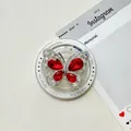 Gros plan du support de téléphone papillon avec gemmes rouges et strass brillants - Rouge