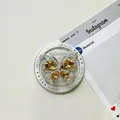 Détail du support téléphone papillon en strass avec cristaux ambrés et texte cadeau - Or