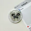Détail du support téléphone papillon avec strass et gravure Gift For You sur la base - Gris