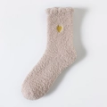Calze in pile corallo rosa con ricamo a cuore giallo e bordi smerlati accoglienti - Taglia unica / Cachi