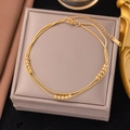 Detailansicht einer zweilagigen goldenen Schlangenkette mit beweglichen Perlen auf Schmuckbox - Perlen-Doppelkette (B5037)