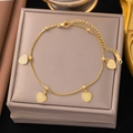 Detailaufnahme der goldenen Edelstahl-Fußkette mit fünf glatten Herzanhängern - Vier-Herzen-Stil (B5035)