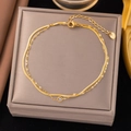 Detailansicht der vergoldeten Edelstahl-Fußkette mit Zirkon-Anhänger im Doppel-Design - Zweilagiger Einzel-Zirkonia-Stil (B5032)