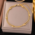 Makro-Detail der zweilagigen goldenen Schlangen- und Seilkette mit Metallperlen - Ovale Perle + Twist (B5031)