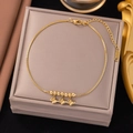 Detail der goldenen Schmetterlings-Fußkette mit Perlen und verstellbarem Karabinerverschluss - Rundperlen-Schmetterling (B5025)