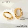 Dettaglio degli orecchini ovali irregolari dorati in acciaio inox lucido da 3,4 cm - Orecchini d'oro