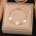 Tobillera de doble capa en acero dorado con flores de nácar blancas y cuentas - Pulsera de Margarita Blanca de Doble Capa (E2155) / Dorado