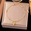 Goldene Titanstahl-Fußkette mit 3D-Herzanhänger und polierten Perlen auf Schlangenoberfläche - Goldener Spitzer Herzstil (B5042)