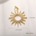 Dettaglio pendente sole dorato con dimensioni 37x34,5mm e pietre di zirconia - Grande Sole Oro con Zirconia Bianca (A870)