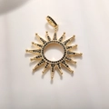 Dettaglio del ciondolo a sole dorato con zirconi neri micro-incastonati a 16 punte - Grande Sole Oro con Zirconia Nera (A871)