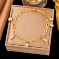 Goldenes Fußkettchen aus Edelstahl mit fünf rechteckigen weißen Zirkonsteinen und Karabiner - Weißer Zirkonia-Würfel-Stil (B5059)