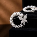 Spilla ghirlanda di perle con farfalla di cristallo su espositore di velluto nero - Farfalla di Perle - Argento