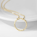 Collar minimalista de acero dorado con colgante de círculo con textura de lava en bandeja - Dorado