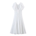 Detalle de vestido largo plisado blanco con mangas abullonadas y lazo en fondo blanco - XS / Blanco