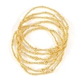 Vue détaillée de dessus des bracelets en perles dorées superposés avec finition or 18 carats - Style de Perles Dorées en Plusieurs Boucles (JS-S24072202A)