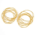 Détail macro de bracelets élastiques à billes dorées avec finitions en métal poli - Style de Superposition de Perles Dorées Multicouches (JS-S24072203A)