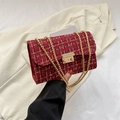 Borsa a tracolla in tweed rosso con fili dorati e catena metallica in questa variante - Rosso