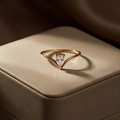Elegant 18K gold-plated V-shaped ring with a sparkling pear-cut zircon teardrop stone - US 5 / Gold