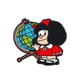 Spilla in smalto di Mafalda con vestito rosso che osserva un mappamondo - Stile Figura Misteriosa Con Giornale (CZ3747-1)