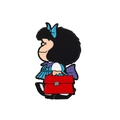 Spilla in smalto con Mafalda che cammina con una cartella rossa e un fiocco blu - Stile Figura Misteriosa Con Giornale (CZ3747-2)