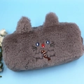 Süßes graues Plüschmäppchen mit gestickter Katze, die einen kleinen braunen Fisch hält - Graue Katze Hält Fisch