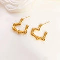 Détail des boucles d'oreilles cœur irrégulier dorées avec une finition métallique polie ondulée - Style de Cœur Fondu Irrégulier (YYE023359-G) / Doré