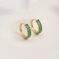 Dettaglio macro di orecchini a cerchio placcati oro 14K con zirconi verde smeraldo - Cerchio Huggie con Zirconia Verde (21mm)
