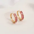 Dettaglio di orecchini a cerchio placcati oro 14K con zirconi rosa rettangolari a binario - Cerchio Huggie con Zirconia Rossa (21mm)