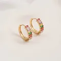 Dettaglio di orecchini a cerchio placcati oro 14K con zirconi arcobaleno a baguette - Cerchio Huggie con Zirconia Colorata (21mm)