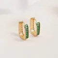 Dettaglio di orecchini placcati oro 14K con zirconi verdi dal taglio a smeraldo - U-Shape Huggie con Zirconia Verde (15x19mm)