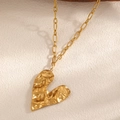 Dettaglio della collana a cuore placcata oro 18k con finitura lava e catena a maglie ovali - Stile Cuore Lavico (CYN035C)