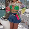 Dettaglio del crop top colorato in maglia all'uncinetto con trama traforata per le vacanze - Arcobaleno