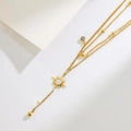 Collana a tre strati in acciaio al titanio dorato con ciondoli a stella e charm a sole - Oro