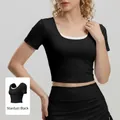 Kurzes Yoga-Oberteil in Starry Black mit weißem U-Ausschnitt und Lagen-Look-Detail - S / Sternenschwarz
