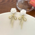 Orecchini vintage francesi con rose bianche in resina e fiocchi dorati con strass fini - Oro (E2626 Oro)