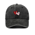 Dettaglio del ricamo a cuore rosso sul berretto da baseball vintage in cotone lavato grigio - Regolabile / Nero